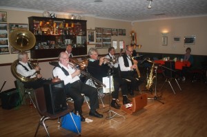 LES HANSCOMBE’S TAILGATE JAZZ BAND at Farnborough Jazz Club (Kent), 10th October 2014. leader LES, who plays magical trombone, was joined by BRIAN HART (reeds) BRIAN STAPEL (drums) (yep, with Brian Giles, it would have been 3 Brian’s!), DEREK PRING (sousaphone) and OLLIE BENSON (banjo & guitar). Trumpeter John Longley kindly 'sat in' on a few numbers. Photo by Mike Witt.