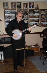 John Stuart (banjo) with Mike Barry's XXL Jazz Band at Farnborough Jazz Club, 13Feb2015. Photo by Mike Witt.