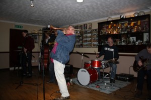 Martyn Brothers Jazz Band. Ben & Emile Martyn (d.bass & drums), Alan Beechey (trumpet), Jeff Williams (trombone), Adrian Cox (clarinet), & JOHN ‘flashback radio’ RUSCOE (guitar) at Farnborough Jazz Club, Kent on 3rd April 2015. Photo by Mike Witt.