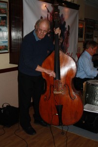 Andy Laurence (d.bass) plays for Barry Palser's Super Six at Farnborough JC, Kent 11sep2015. Photo by Mike Witt.