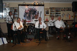 Lord Napier Hotshots play at Farnborough Jazz Club on 16th October 2015. (LtoR) Mick Scriven (d. bass & bass sax), Pat Glover (reeds), Bill Traxler (drums), Mike Jackson (trumpet), Lyn Saunders (banjo) and Mike Duckworth (trombone). Photo by Mike Witt.