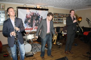 Martyn Brothers at Farnborough Jazz Club on 15th Janauary 2016. (LtoR) Ben Martyn on double bass, Richie Howard on clarinet, Dom Coles on drums, Allen Beechey on cornet, George Simmonds on trombone and John 'flashback radio' Ruscoe on guitar. Photo by Mike Witt.